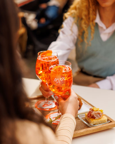 Stavte se u našeho Aperol autíčka a užijte si pravou italskou atmosféru.